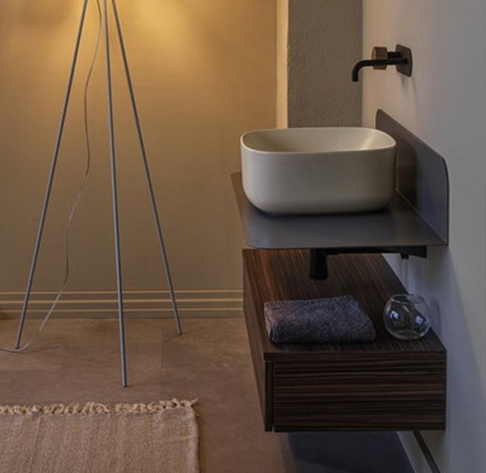 Ripiano in metallo L100 con contenitore in legno della collezione Plana di Scarabeo