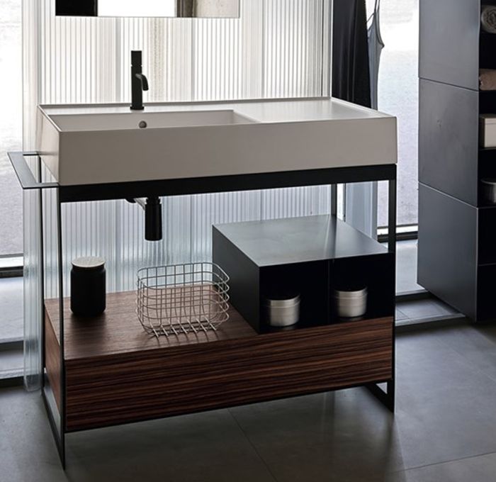 Mobile da bagno con ripiani in metallo e piano in legno della collezione Solid di Scarabeo