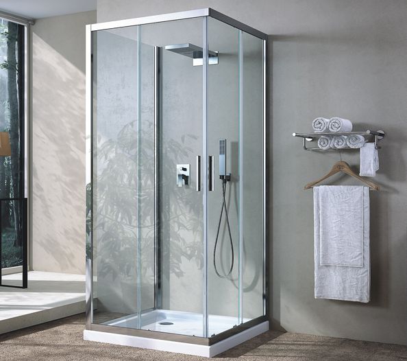 Chiusura doccia con due porte scorrevoli, chiusura magnetica. Profili in  alluminio lucido e vetri chiari.