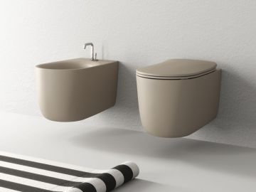 Coppia di sanitari sospesi monoforo completi di protezione acustica e antiurto e fissaggi della collezione NolIta di Kerasan