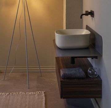 Ripiano in metallo L100 con contenitore in legno della collezione Plana di Scarabeo