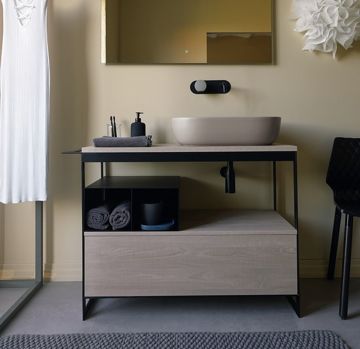 Mobile bagno con ripiani in metallo e contenitore in legno L100 della collezione Solid di Scarabeo